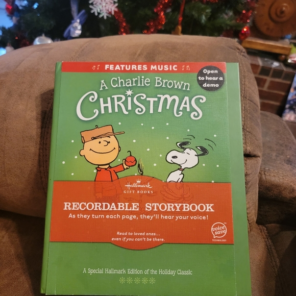 Hallmark Holiday New Charlie Brown Christmas Recordable Story Book